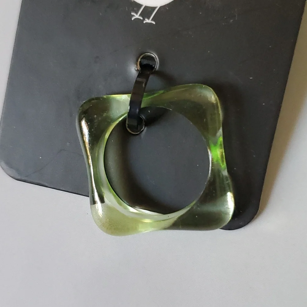 🎈3 FOR $10 RESIN RINGS - Picture 2 of 3